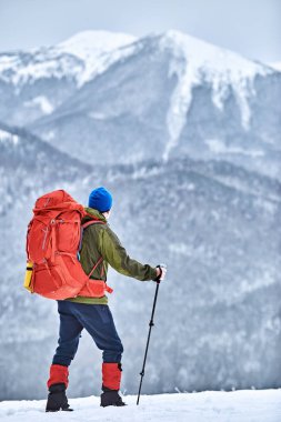 Kış trek yüksek bir sırt çantası ile dağlarda.