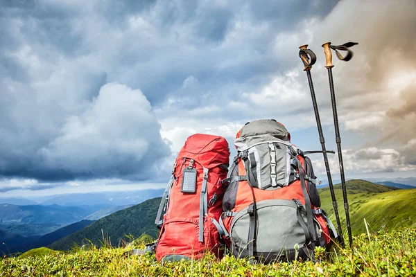 Dağların manzarasına sahip dağlarda sırt çantaları.