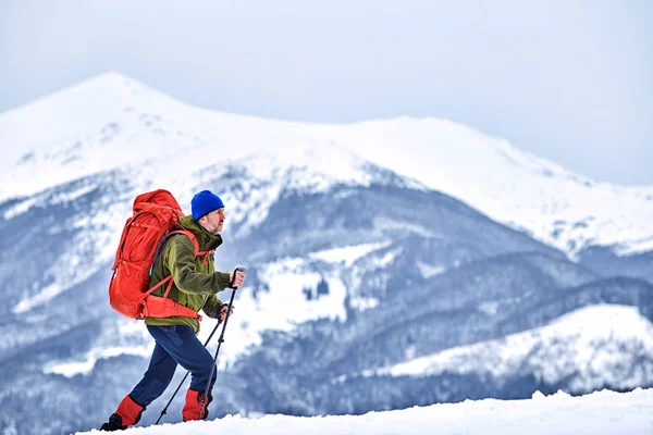 Winter Trek Hoog Bergen Met Een Rugzak — Stockfoto