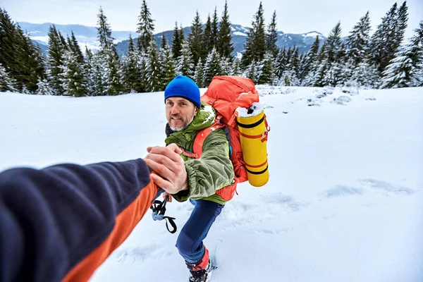 Een Helpende Hand Hoog Bergen Winter Wandeling — Stockfoto