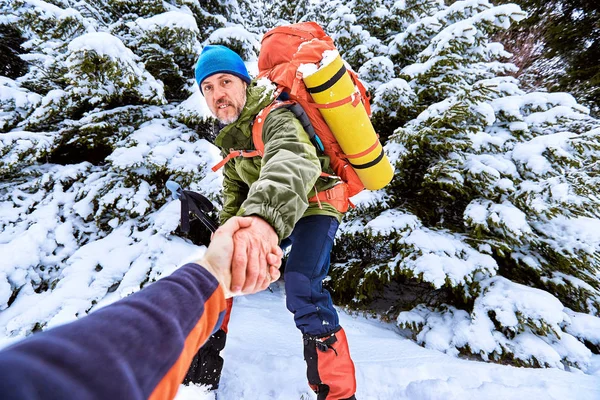 Uma Mão Amiga Uma Caminhada Inverno Nas Montanhas — Fotografia de Stock