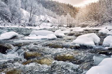 Kış zammı kanyonda nehirde dağ