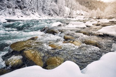 Kış zammı kanyonda nehirde dağ