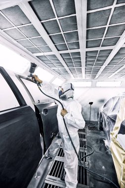 Siyah arabaya servis merkezi resmini restorasyon.