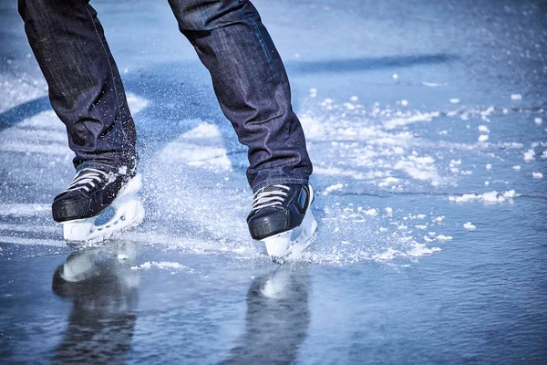 Der Kerl Fährt Winter Auf Schlittschuhen Auf Dem Eis — Stockfoto