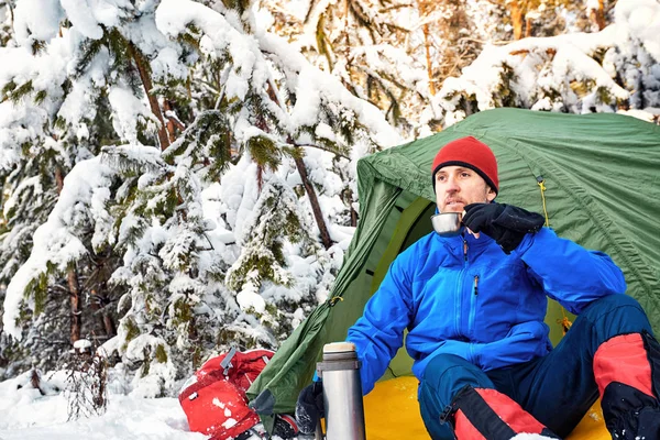 Bir Sırt Çantası Çadır Ile Dağlarda Kış Ormanda Kamp — Stok fotoğraf