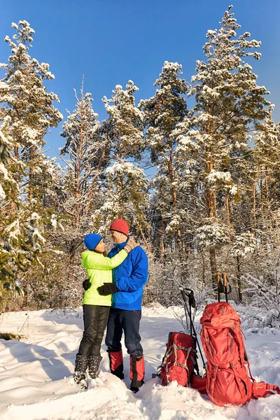 Caminhe Casal Apaixonado Uma Caminhada Pela Floresta Inverno — Fotografia de Stock