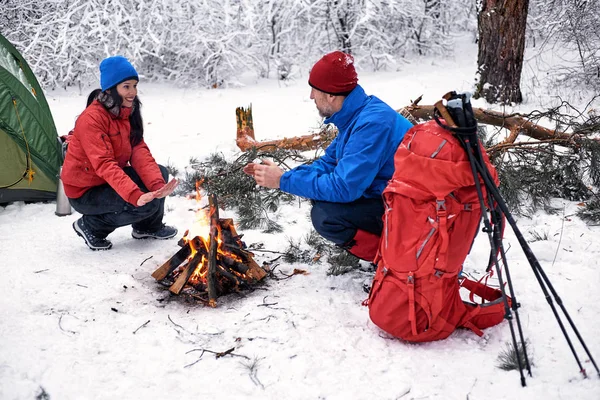 Egy Szerelmes Pár Téli Erdőben Camping — Stock Fotó