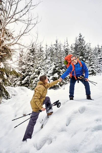 Strony Pomocy Dla Dziewczyny Górach Zimie Wycieczki Góry — Zdjęcie stockowe