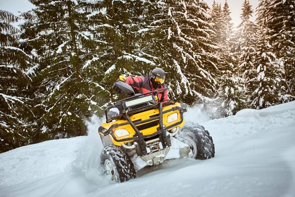 Uomo Sta Cavalcando Atv Inverno Sulla Neve Con Casco — Foto Stock