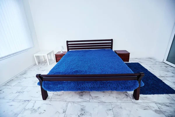 ブルーのベールと光の壁でモダンな寝室のインテリア — ストック写真