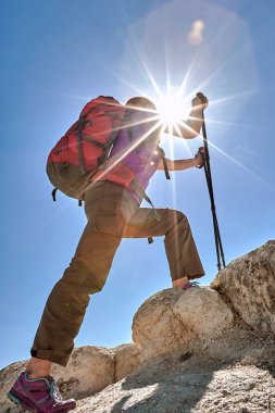 Bir sırt çantası ve çadır ile dağlarda trekking macera.