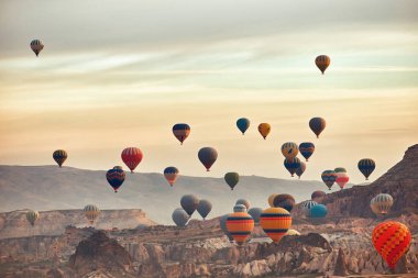 Dağ manzarası yaz aylarında zemin karşı güzel balonlar.
