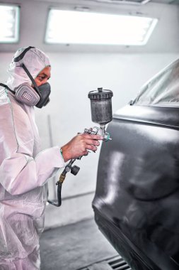 Siyah arabaya servis merkezi resmini restorasyon.