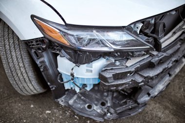 Bir elektrikli araç parlatma tarafından aracın Far orijinal görünümünü geri yükleme.