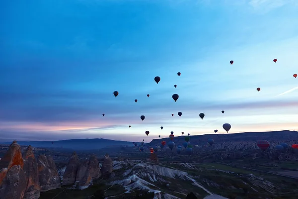 Hermosos Globos Contra Telón Fondo Paisaje Montaña Verano —  Fotos de Stock