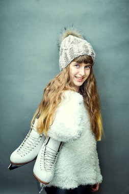 Paten beyaz kazak ve şapka onun elinde bir kızla.