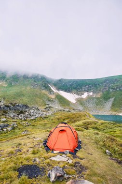Gölde dağlarda yaz aylarında kamp.