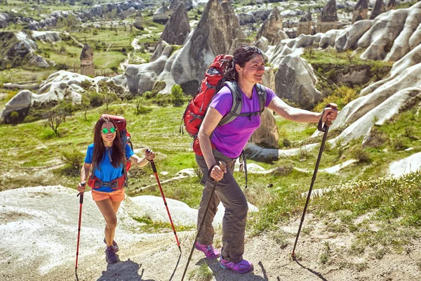 Äventyr Vandring Bergen Med Ryggsäck Och Tält — Stockfoto