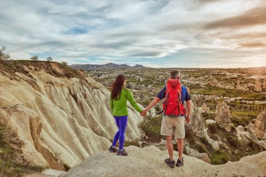 Bir sırt çantası ve çadır ile dağlarda trekking macera