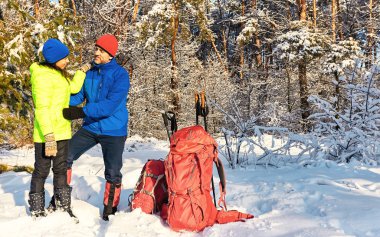 Çift aşık bir zammı kış orman ile devam et.