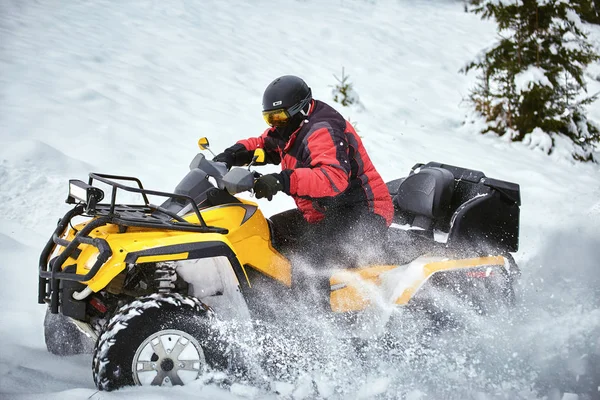 Uomo Sta Cavalcando Atv Inverno Sulla Neve Con Casco — Foto Stock