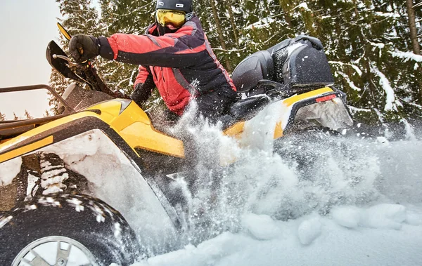 Ein Mann Fährt Winter Mit Einem Geländewagen Auf Dem Schnee — Stockfoto