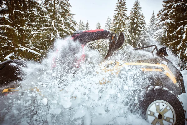 Uomo Sta Cavalcando Atv Inverno Sulla Neve Con Casco — Foto Stock
