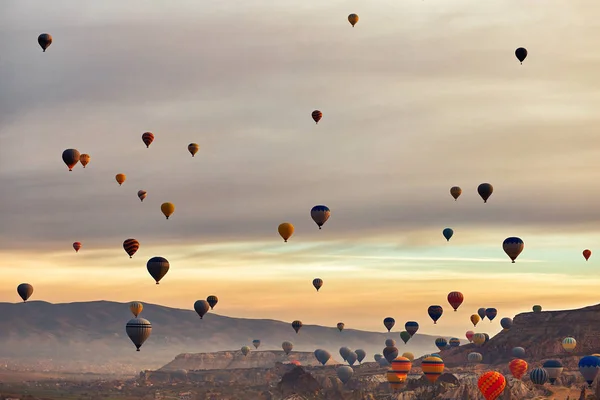 Hermosos Globos Contra Telón Fondo Paisaje Montaña Verano —  Fotos de Stock