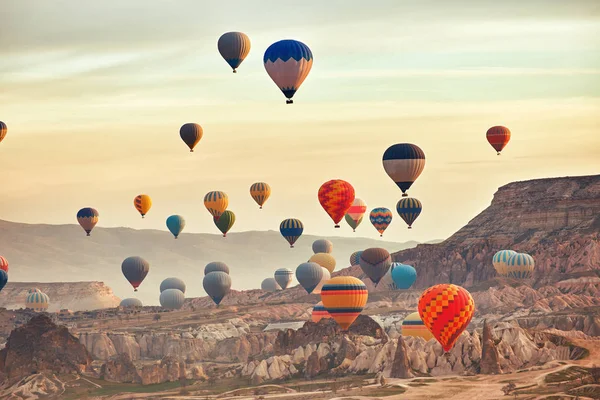 Hermosos Globos Contra Telón Fondo Paisaje Montaña Verano —  Fotos de Stock