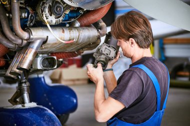 Bir motoru Başlatıcı hizmet işçisi tarafından bir uçağın tamiri ve kaldırma.