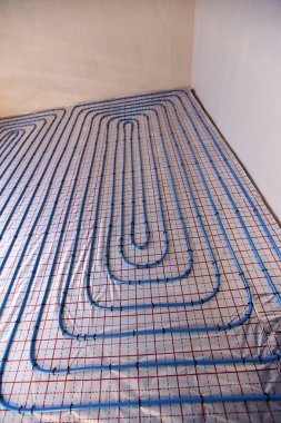 Yerden evin inşaat alanındaki Isıtma boru döşeme