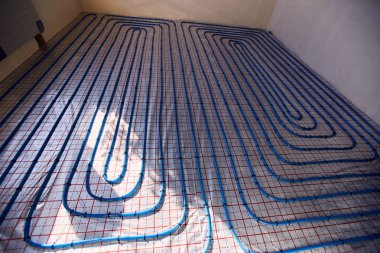 Yerden evin inşaat alanındaki Isıtma boru döşeme