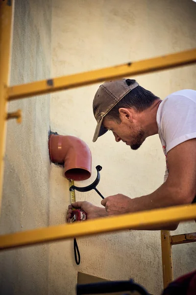 Operaio Professionista Sulla Finitura Della Casa Sulla Facciata — Foto Stock