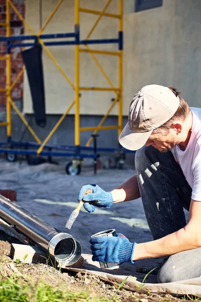 Επαγγελματική Εργαζόμενος Για Την Ολοκλήρωση Σπίτι Στην Πρόσοψη — Φωτογραφία Αρχείου