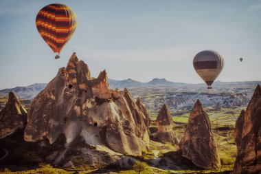Öğleden sonra kısa yaz sezonu büyük balonlu dağ manzarası.