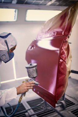 Kırmızı renkli resim odası olarak araba kapı boyama.