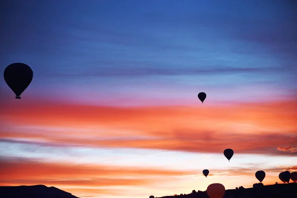 Красивые Воздушные Шары Фоне Горного Пейзажа Летом — стоковое фото