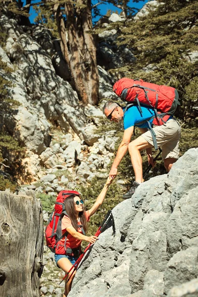 Hjälpande Hand Högt Bergen Sommar Vandringen — Stockfoto