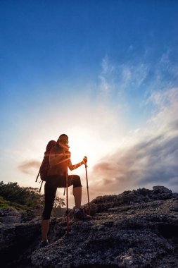 Bir sırt çantası ve çadır ile Akdeniz'in kıyısında yürüyüş.