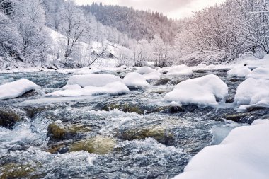 Kış zammı kanyonda nehirde dağ