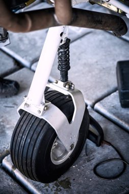 Bir hafif uçak park hangarda ön tekerlek.