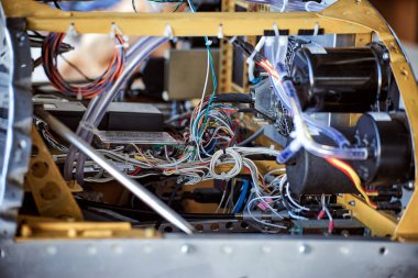 Teller ve aygıtları iç kaplama olmadan hafif bir tek motorlu uçağı.