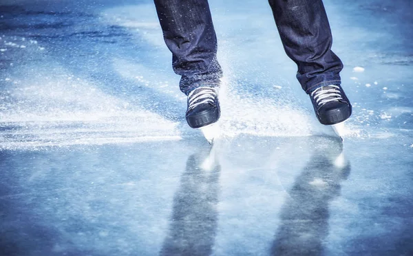 Der Kerl Fährt Winter Auf Schlittschuhen Auf Dem Eis — Stockfoto