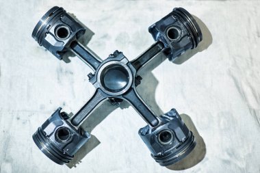 Kaldırma ve bir hizmet merkezi bir turbo dizel motoru tamiri.