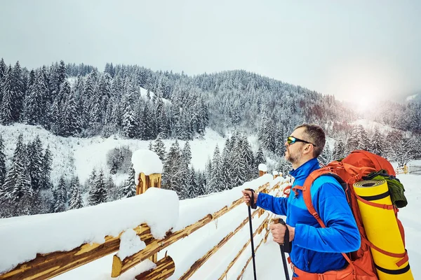 Winter Wandeling Kerel Bergen Met Een Rugzak Tent — Stockfoto