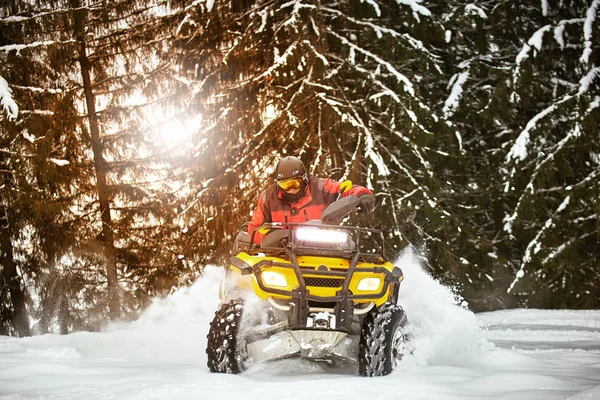 Uomo Sta Cavalcando Atv Inverno Sulla Neve Con Casco — Foto Stock