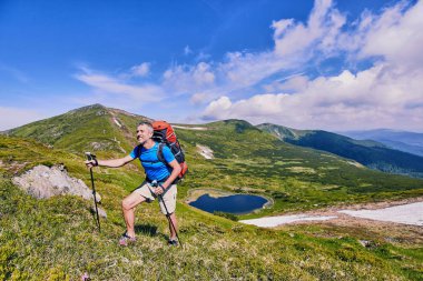Bir sırt çantası ve çadır yol boyunca dağlarda yaz zammını üst.