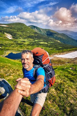 Kız yüksek dağlarda yürüyüşe için bir yardım eli.