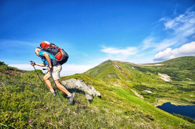 Bir sırt çantası ve çadır yol boyunca dağlarda yaz zammını üst.